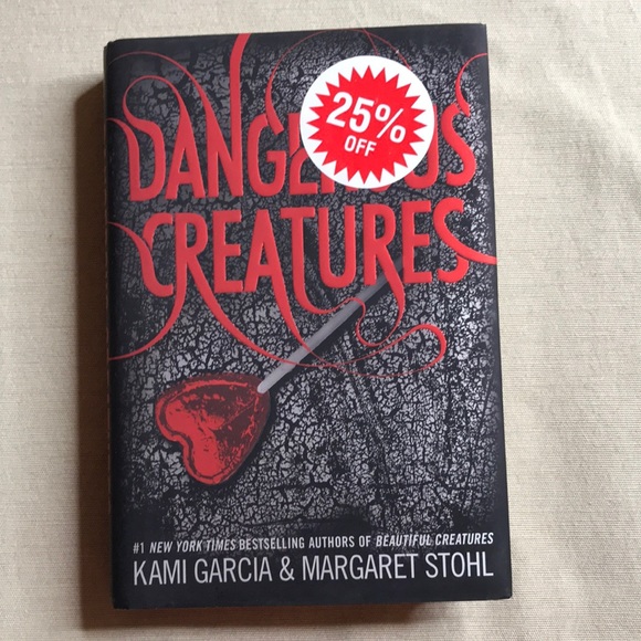 Kami Garcia & Margaret Stohl Other - 📚Dangerous Creatures  (YA)